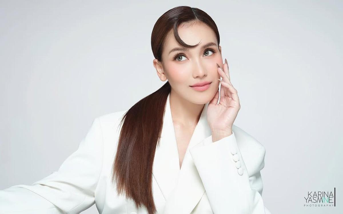 4 Potret Terbaru Ayu Ting Ting dengan Outfit Serba Putih dan Poni Bulan Sabit yang Unik