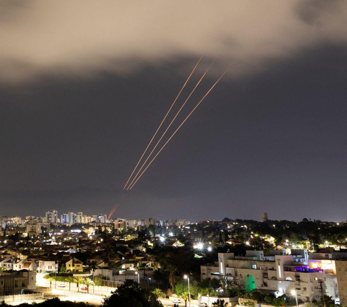 Sistem pertahanan udara Iron Dome melepaskan tembakan ketika puluhan rudal Iran menghujani wilayah Israel, sebagaimana terlihat dari Ashkelon, Israel, pada Minggu (14/4/2024). Garda Revolusi Iran (IRGC) mengungkapkan bahwa serangan drone dan rudal sedang 