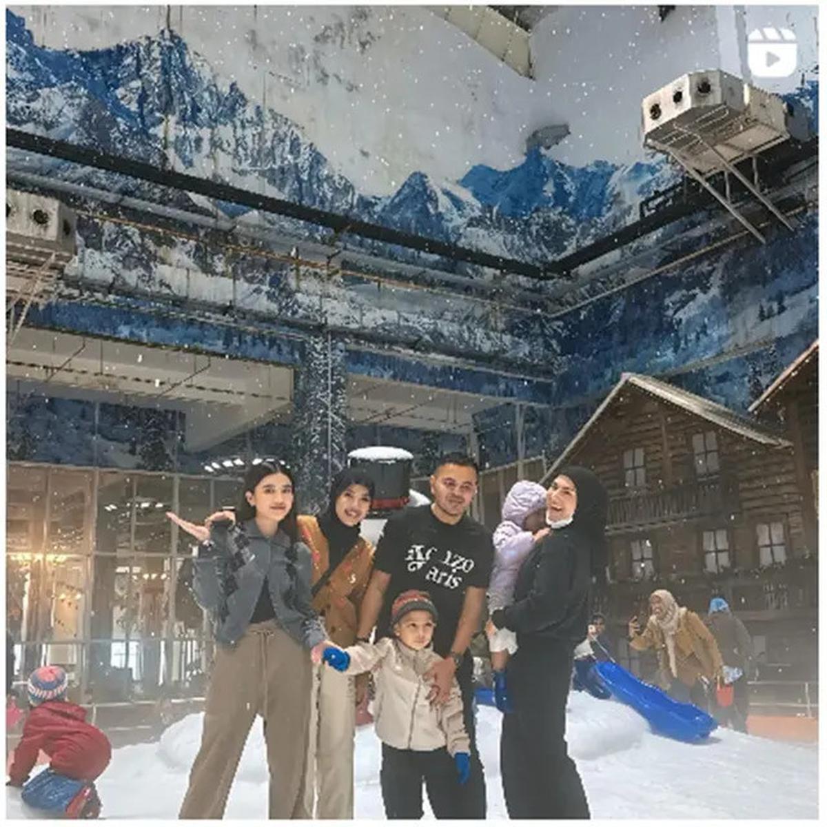 6 Potret Irish Bella Ajak Empat Anaknya Main di Snow World, Akhirnya Kumpul Bareng