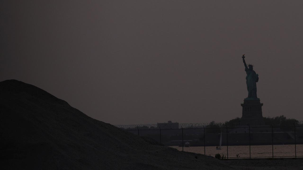 Kabut Asap Kebakaran Hutan Kanada Terus Bergerak ke AS, Matahari Jadi Berwarna Merah