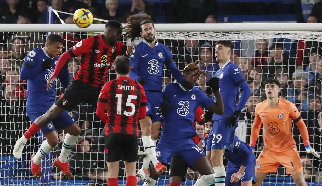 Marc Cucurella pun melanjutkan laga dengan sepatu yang beda warna. Sepatu kanan berwarna oranye sedangkan yang kiri berwarna perak. (AFP/Ian Kington)