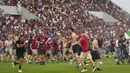 Para suporter tumpah ruah ke lapangan usai AC Milan dipastikan menjadi juara Serie A musim 2021/2022. (AP/Antonio Calanni)