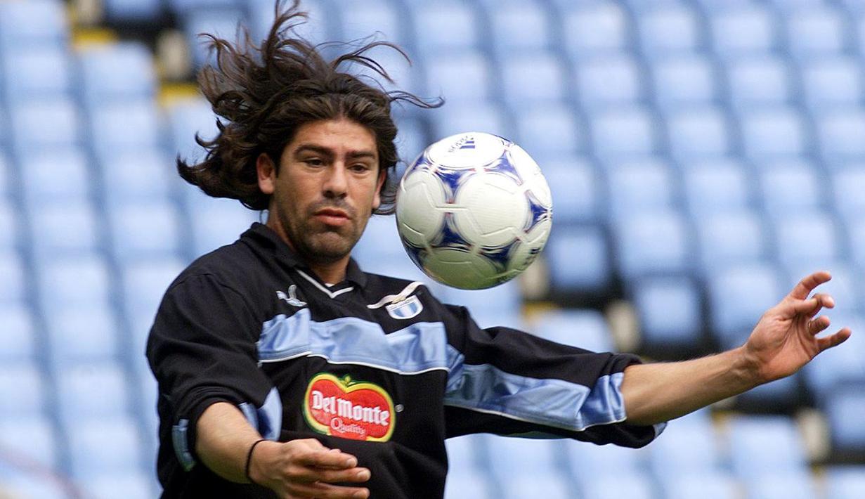 1. Marcelo Salas - Striker dengan ketajaman luar biasa ini menjadi mesin gol bagi Lazio pada tahun 1998-2001. Bersama Biancocelesti, Salas mencicipi 6 trofi juara. (AFP/Gerry Penny)