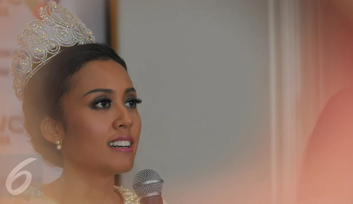 Miss Indonesia 2015, Maria Harfanti menggelar konferensi pers usai kepulangannya pada ajang Miss World 2015, Jakarta, Senin (21/12). Di ajang itu, Harfanti berhasil menyandang gelar juara ketiga. (Liputan6.com/Herman Zakharia)