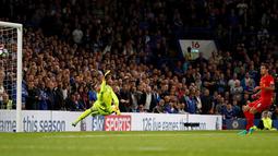 Pemain Liverpool, Dejan Lovren, mencetak gol pertama ke gawang Chelsea pada laga Premier League di Stamford Bridge, London, Sabtu (17/9/2016) dini hari WIB. (Action Images via Reuters/John Sibley)