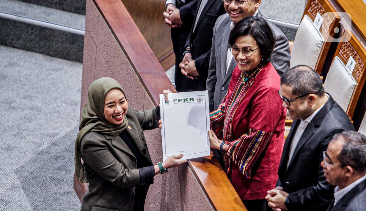 Adapun Rapat Paripurna DPR kali ini berisi pemandangan umum fraksi-fraksi atas Rancangan Undang-Undang tentang APBN Tahun Anggaran 2024 beserta Nota Keuangannya. Lalu, ada juga penetapan keanggotaan fraksi-fraksi pada Alat Kelengkapan Dewan (Komisi/Badan) DPR RI Tahun Sidang 2023-2024. (Liputan6.com/Faizal Fanani)