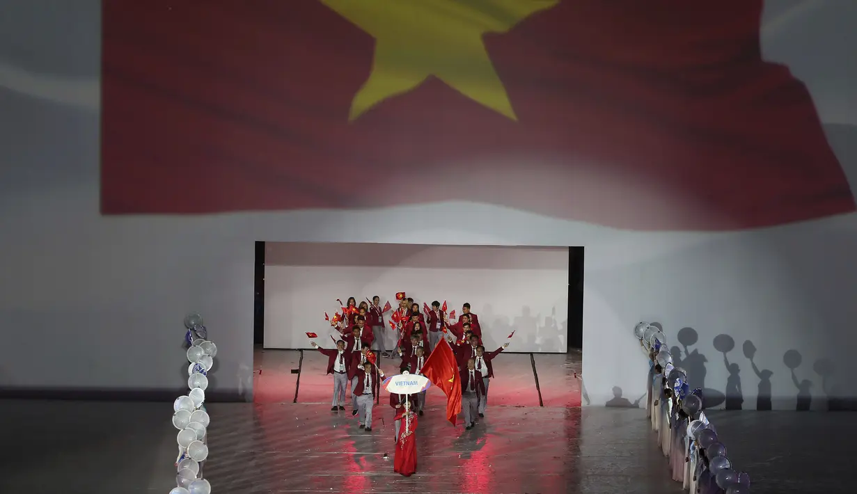 Delegasi Vietnam memasuki panggung pada upacara pembukaan SEA Games 2021 di Hanoi, Vietnam, 12 Mei 2022. SEA Games 2021 berlangsung dari tanggal 12 Mei hingga 23 Mei di Hanoi dan 11 provinsi terdekat. (AP Photo/Minh Hoang)