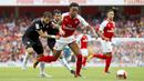 Bek Sevilla, Nicolas Pareja, berusaha merebut bola dari pemain Arsenal, Joe Willock pada laga turnamen Piala Emirates yang berlangsung di Stadion Emirates, Minggu (30/7/2017). Arsenal takluk 1-2 dari Sevilla. (AP/John Walton)