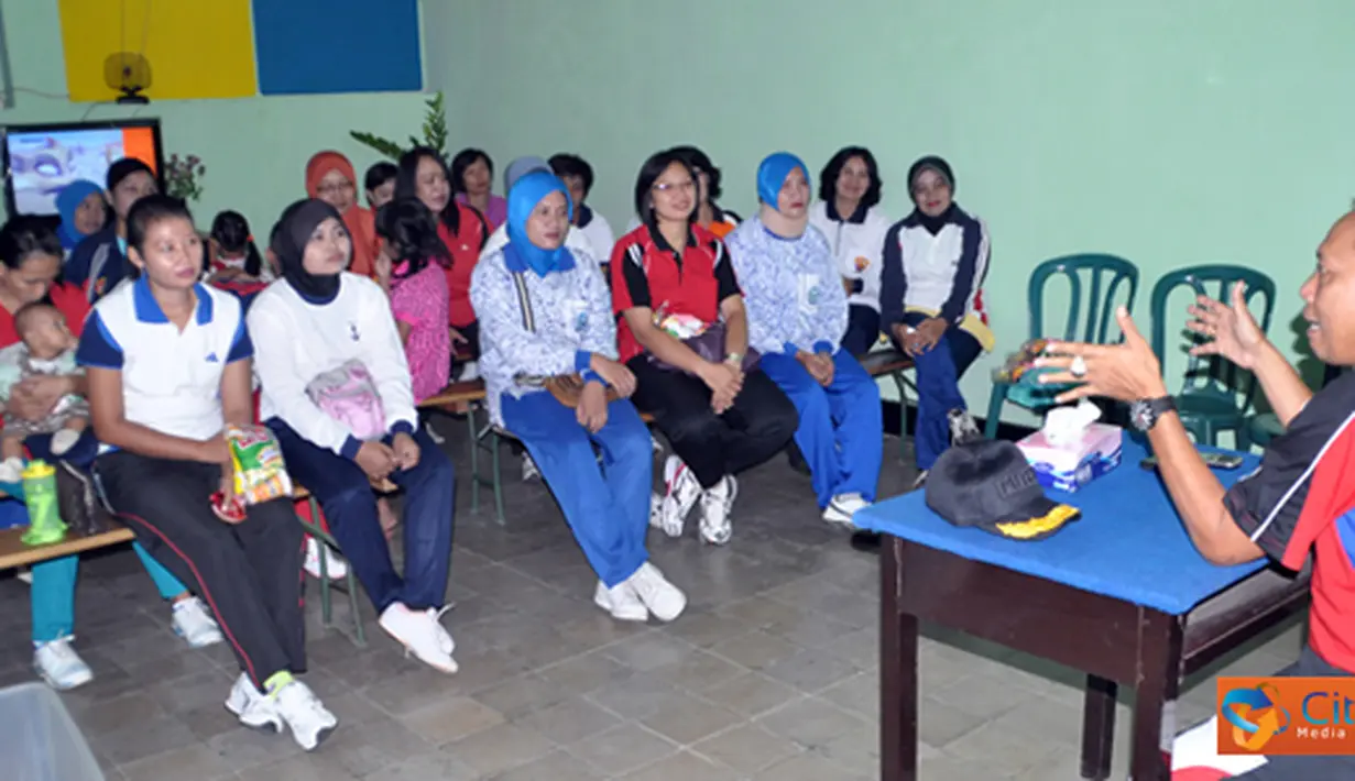 Citizen6, Surabaya: Sebelum acara olah raga bersama, Wakil Komandan Denintel-1 Mar Mayor Marinir Sulistiyono memberikan pengarahan kepada istri-istri anggota Denintel Pasmar-1. (Pengirim: Budi Abdillah)