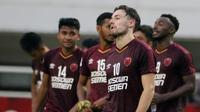 Gelandang PSM Makassar, Marc Klok, tampak kecewa usai gagal lolos ke final Zona ASEAN Piala AFC 2019 meski menang atas Becamex Binh Duong di Stadion Pakansari, Rabu (26/6). PSM menang 2-1 atas Becamex Binh Duong. (Bola.com/M Iqbal Ichsan)