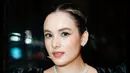 Untuk makeup, wajah Chelsea Islan dipulas dengan gaya natural bernuansa coral. Namun sentuhan warna metalik di bawah mata jadi aksen artsy. [@chelseaislan]