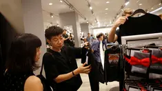 Orang-orang berbelanja pakaian hitam atau putih untuk menghadiri penghormatan terakhir atas meninggalnya Raja Thailand Bhumibol Adulyadej di sebuah mall Bangkok, Thailand (15/10). (REUTERS / Edgar Su)