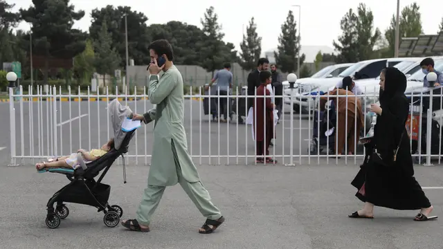 Warga Berduyun-duyun Tinggalkan Afghanistan