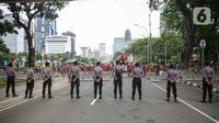Polisi berjaga saat massa dari berbagai elemen buruh berunjuk rasa di kawasan Patung Kuda, Jakarta, Kamis (22/10/2020). Dalam aksinya, massa meminta dikeluarkannya Perppu pencabutan UU Cipta Kerja. (Liputan6.com/Faizal Fanani)