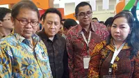 Menkominfo Rudiantara bersama Kepala Badan Ekonomi Kreatif Triawan Munaf mengunjungi sejumlah booth usai meresmikan pembukaan IESE 2017. Liputan6.com/Dewi Widya Ningrum