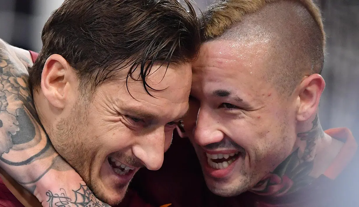 Ekspresi kebahagiaan kapten AS Roma, Francesco Totti (kiri) bersama rekannya Radja Nainggolan usai membobol gawang Cesena pada  perempat final Coppa Italia di Olimpico stadium, Rome,  (1/02/2017). Roma menang 2-1. (EPA/Ettore Ferrari)
