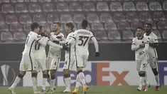 Para pemain AS Roma berselebrasi setelah gelandang Jordan Veretout (kedua kiri) mencetak gol ke gawang CFR Cluj selama pertandingan grup A Liga Europa di Cluj-Napoca, Rumania (26/11/2020). AS Roma menang 2-0 atas CFR Cluj. (AFP/Alex Nicodim)