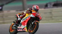 Pembalap Repsol Honda, Marc Marquez tetap menyebut Valentino Rossi sebagai salah satu rivalnya di MotoGP 2018. (KARIM JAAFAR / AFP)