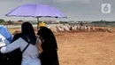Keluarga jenazah korban COVID-19 menghadiri pemakaman di TPU Rorotan, Cilincing, Jakarta Utara, Kamis (29/4/2021). TPU Rorotan yang menjadi satu-satunya tempat pemakaman jenazah pasien COVID-19 di DKI ini dalam dua minggu terakhir mengalami penurunan intensitas pemakaman. (merdeka.com/Arie Basuki)