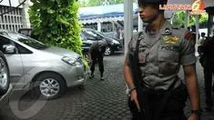 Aparat kepolisian tampak berjaga-jaga saat Misa Kamis Putih di Gereja Katedral, Jakarta, Kamis (17/4/2014)(Liputan6.com/Johan Tallo).