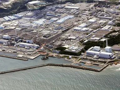 Pemandangan dari udara ini menunjukkan Pembangkit Listrik Tenaga Nuklir (PLTN) Fukushima Daiichi di Fukushima, Jepang, Kamis (24/8/2023). Operator PLTN Fukushima Daiichi, Tokyo Electric Power Company Holdings TEPCO mulai melepaskan gelombang pertama air radioaktif yang telah diolah ke Samudera Pasifik. (Kyodo News via AP)