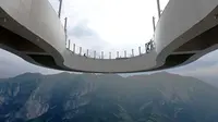 Pengalaman Berjalan di Udara Di Yuanduan Skywalk