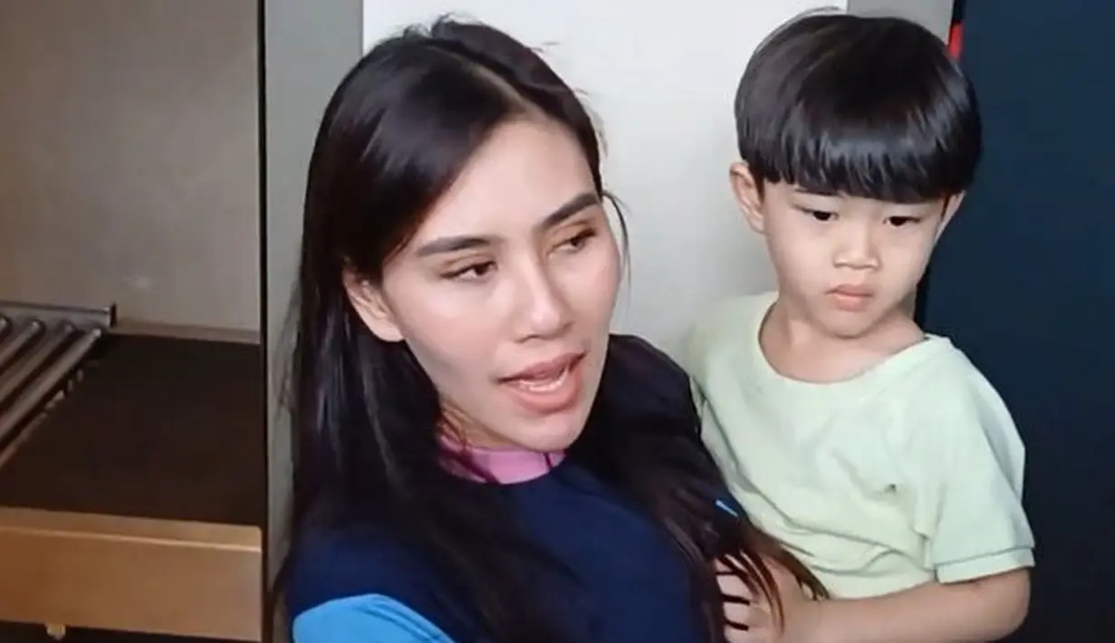 “Masih menunggu mau pake kostum bola, bajunya masih dianterin kita mau nunggu,” ujar Syahnaz. [Foto: KapanLagi.com/Fikri Alfi Rosyadi]