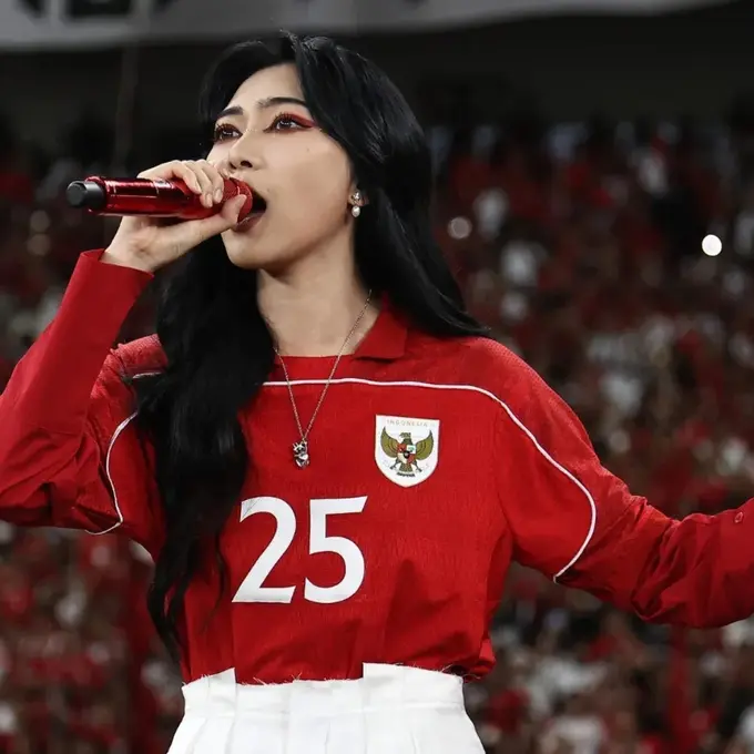 Pesona Magis Isyana Sarasvati Gebrak Stadion GBK Usai Pertandingan Timnas Indonesia vs Bahrain, Tampil Red Gothic dengan Modestwear