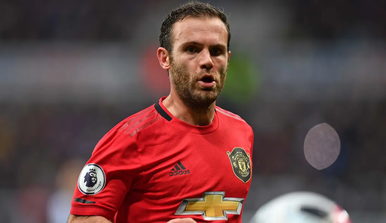 4. Juan Mata - Pemain veteran Setan Merah ini masuk dalam daftar buruan AC Milan. Pelatih anyar, Stefano Pioli merasa bahwa timnya sangat miskin kreativitas sehingga ia meminta manajemen Milan mencarikan playmaker baru. (AFP/Paul Ellis)