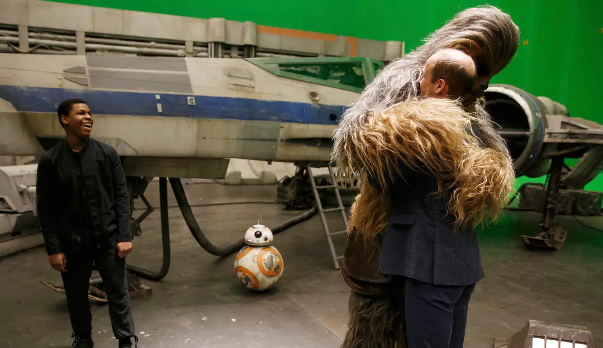 Pangeran William memeluk Chewbacca saat berkunjung ke studio pembuatan film Star Wars di Pinewood Studios, London, Selasa (19/4). Pangeran William dan Harry berkeliling Pinewood untuk mengunjungi workshop produksi film Star Wars (REUTERS/Pool)