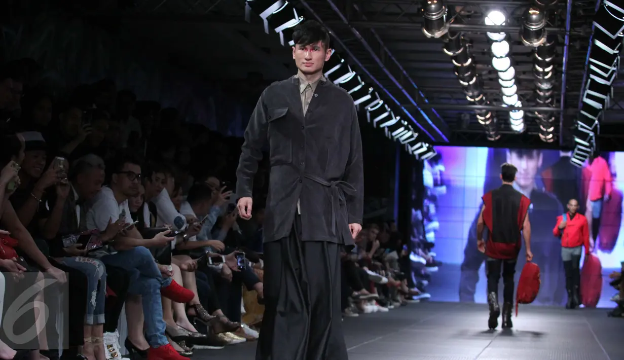 Model membawakan busana ISIS di Mens Fashion Week 2015 di Plaza Indonesia, Jakarta, Kamis (17/9/2015). Isis dengan koleksi  terbarunya Ulterior, Ermenegildo Zegna dengan koleksi Sombre warna-warna gelap. (Liputan6.com/Angga Yuniar)