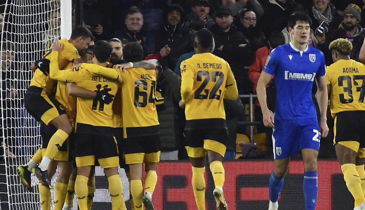Skuad berjuluk The Gills itu kalah 0-2 dari tim Liga Inggris, Wolverhampton saat laga 16 besar yang berlangsung di Molineux Stadium, Rabu (21/12/2022) dini hari WIB. (AP/Rui Vieira)