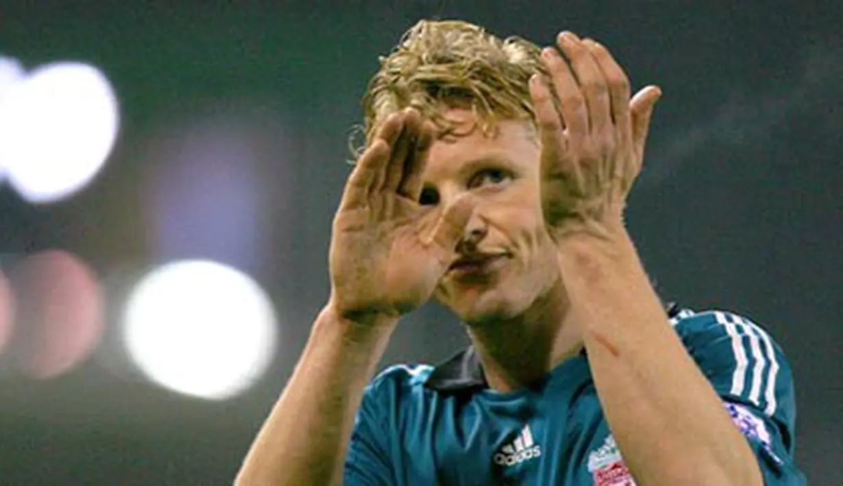 Liverpool&#039;s Dirk Kuyt applauds Liverpool fans after their Premiership match against Stoke City at Britannia football Stadium on January 10, 2009. The match ended 0-0. AFP PHOTO/CARL DE SOUZA