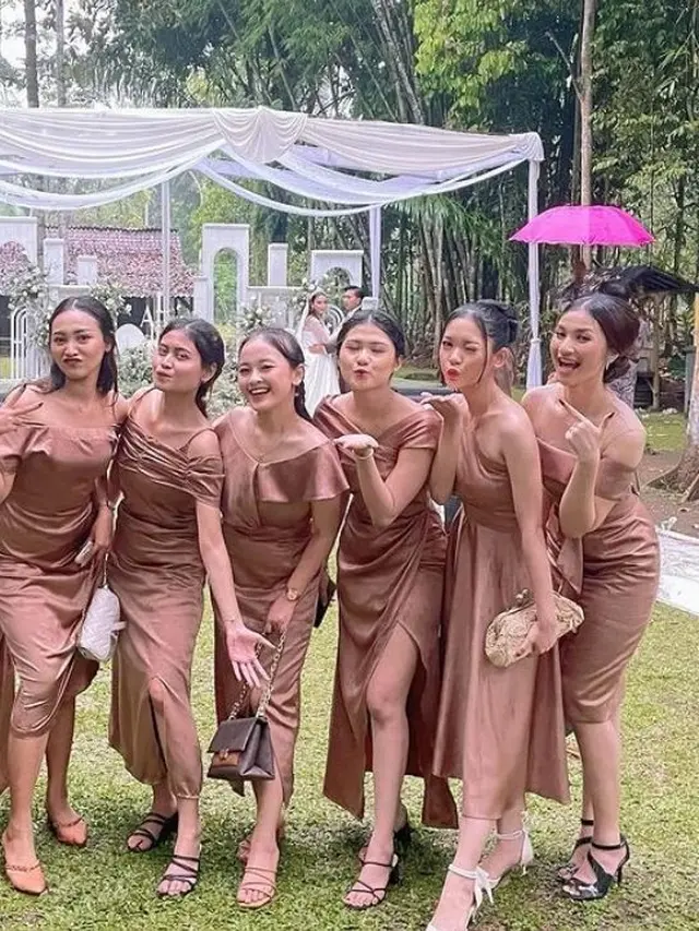 7 Rekomendasi Model Baju Bridesmaid Bahan Satin Polos Terbaru 2024