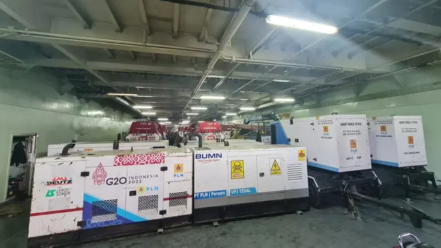 PLN dibantu TNI Angkatan Laut dan Pemerintah Provinsi Jawa Tengah mengirimkan peralatan untuk Pembangkit Listrik Tenaga Diesel (PLTD) serta tim ekspedisi melalui armada Kapal Perang Republik Indonesia (KRI) Makassar, pada Kamis (5/1/2023). (Dok PLN)
