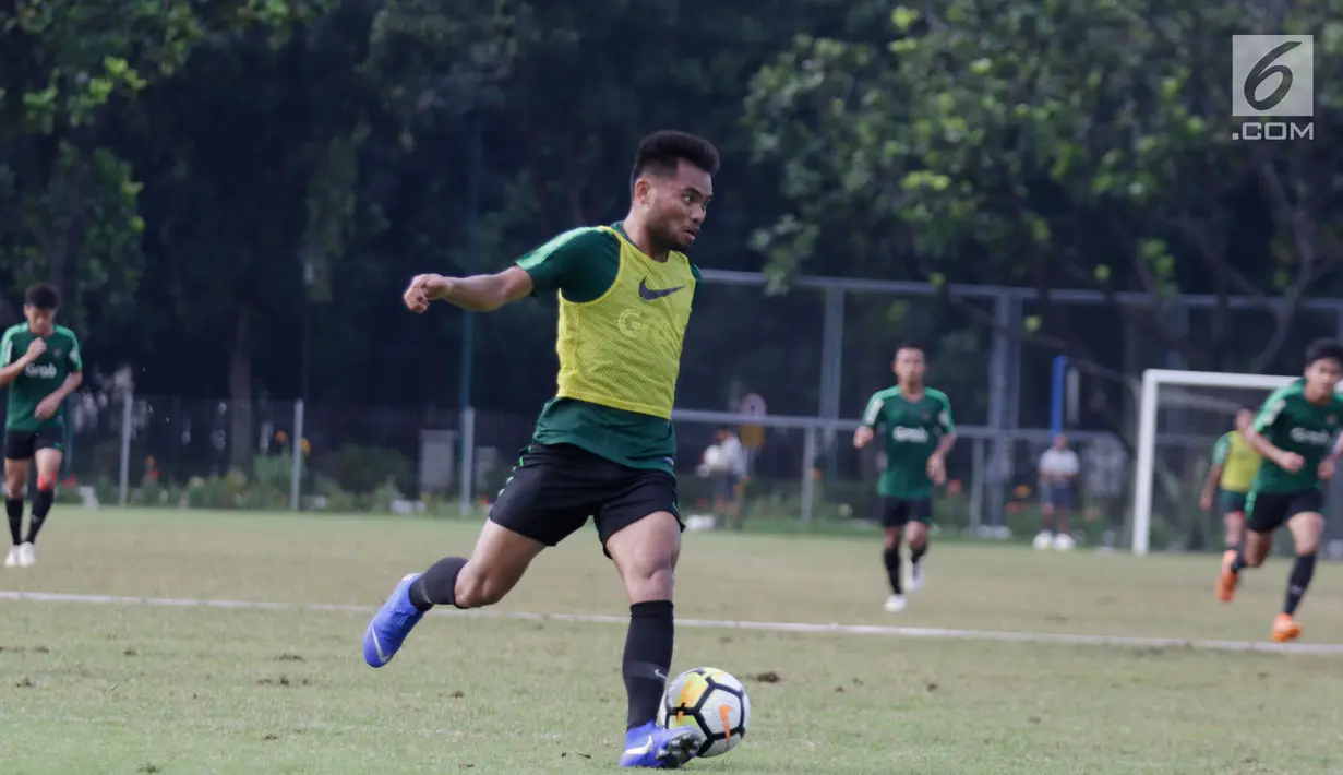 Pemain Timnas Indonesia U-23, Saddil Ramdani mengontrol bola saat mengikuti latihan di Stadion Madya, Jakarta, Kamis (14/3). Latihan ini merupakan persiapan jelang Kualifikasi Piala AFC U-23. (Bola.com/Vitalis Yogi Trisna)