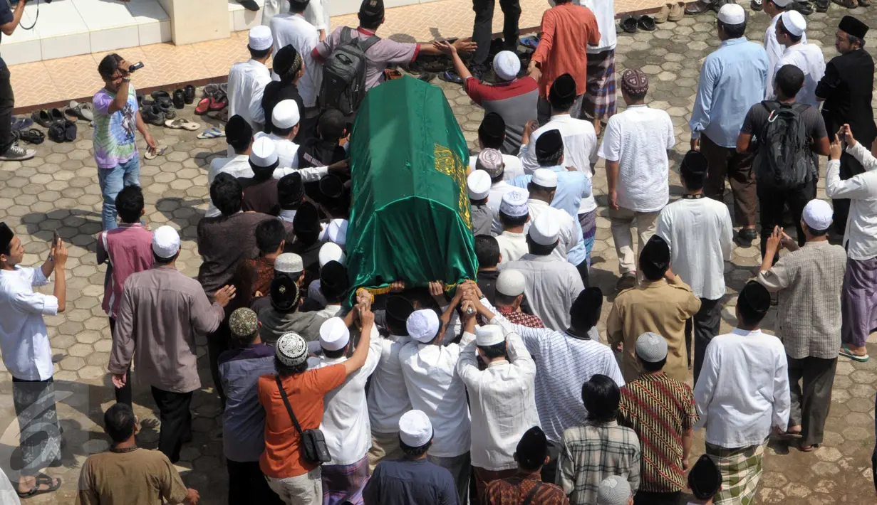 Sejumlah orang menggotong keranda jenazah Ali Mustafa Yaqub  menuju rumah duka di Pisangan Barat, Ciputat, (28/4). Ali Mustafa dikenal sebagai ulama moderat dan pemandu para pemimpin dunia saat berkunjung ke Masjid Istiqlal. (Liputan6.com/Helmi Afandi)