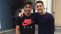 Berkay Ozcan bersama Mesut Ozil.