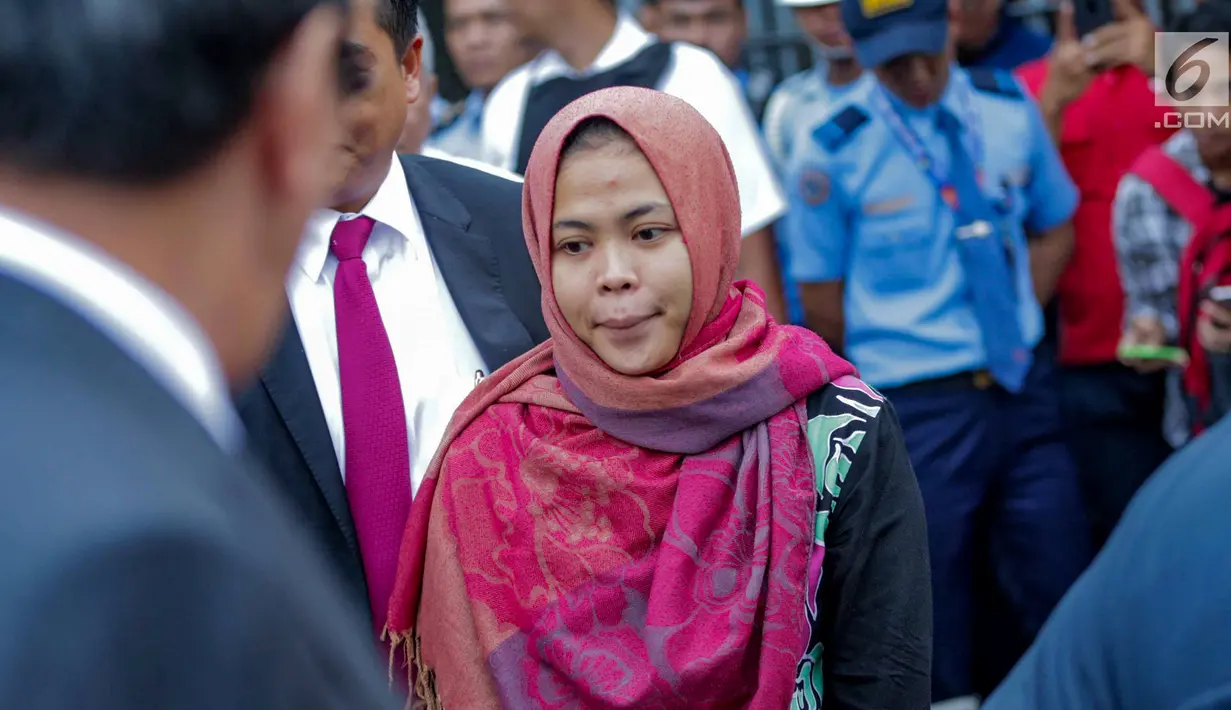 Siti Aisyah tiba di Bandara Halim Perdanakusuma, Jakarta, Senin (11/3). Siti Aisyah kembali ke Indonesia setelah dibebaskan oleh Pengadilan Tinggi Shah Alam terkait kasus dugaan pembunuhan Kim Jong-Nam. (Liputan6.com/Faizal Fanani)