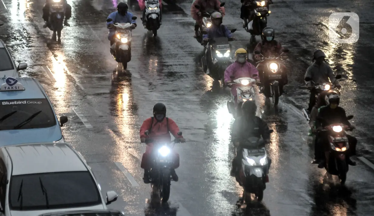 Kondisi lalu lintas lintas saat hujan mengguyur Jakarta, Senin (26/10/2020). BPBD DKI Jakarta mengeluarkan peringatan dini cuaca berupa potensi terjadinya hujan lebat disertai petir dan angin kencang dampak dari siklon tropis Molave hingga 27 Oktober 2020. (merdeka.com/Iqbal S. Nugroho)