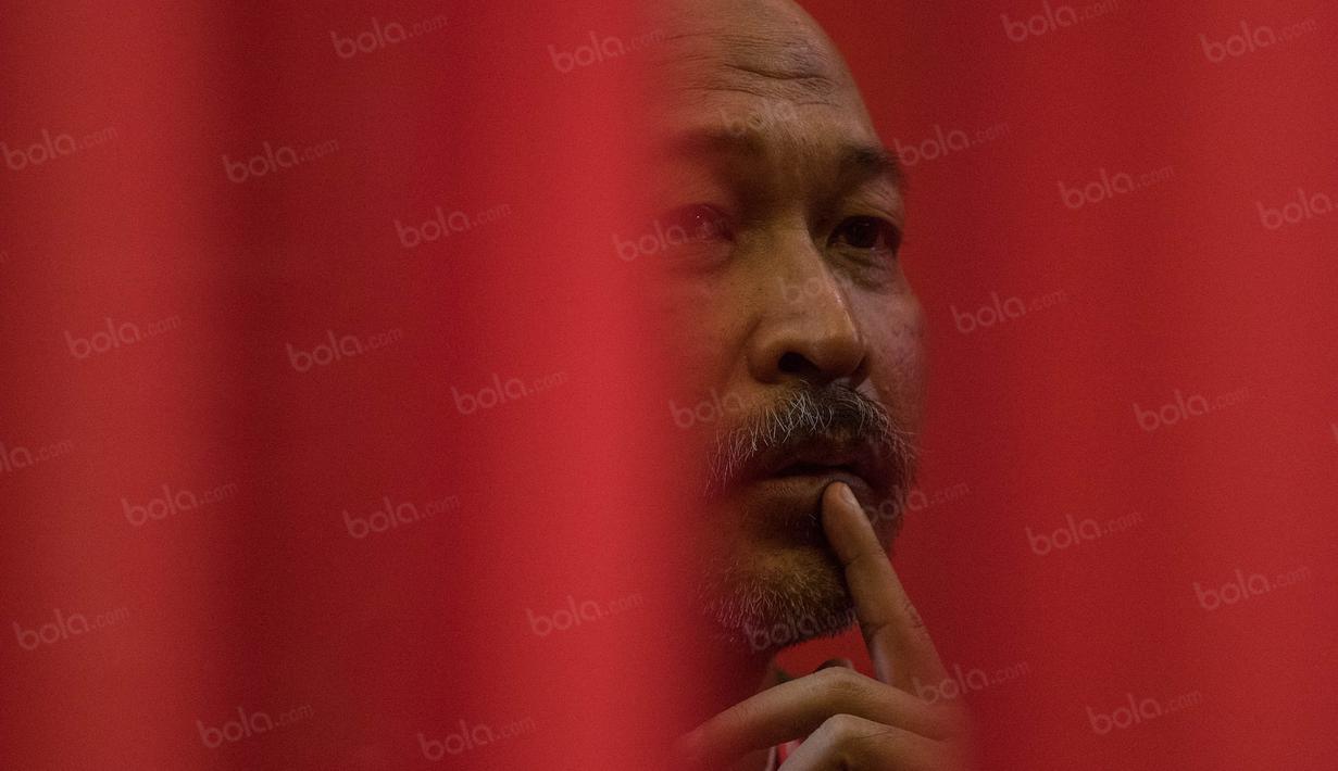 Mantan kapten Timnas Indonesia era 90an, Fachri Husaini yang pernah melatih Timnas Indonesia U-16 tengah serius mengikuti  Kongres Tahunan PSSI 2017. (Bola.com/Vitalis Yogi Trisna)