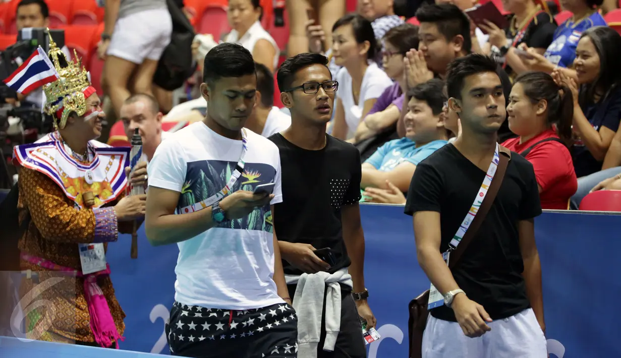 Tiga penggawa timnas Indonesia U-23, M Natshir, Yandi Sofyan, dan Zalnando berjalan usai menyaksikan laga pevoli putri Indonesia melawan Thailand di OCBC Arena, Singapura, (14/6/2015). Indonesia kalah 1-3 dari Thailand. (Liputan6.com/Helmi Fithriansyah)