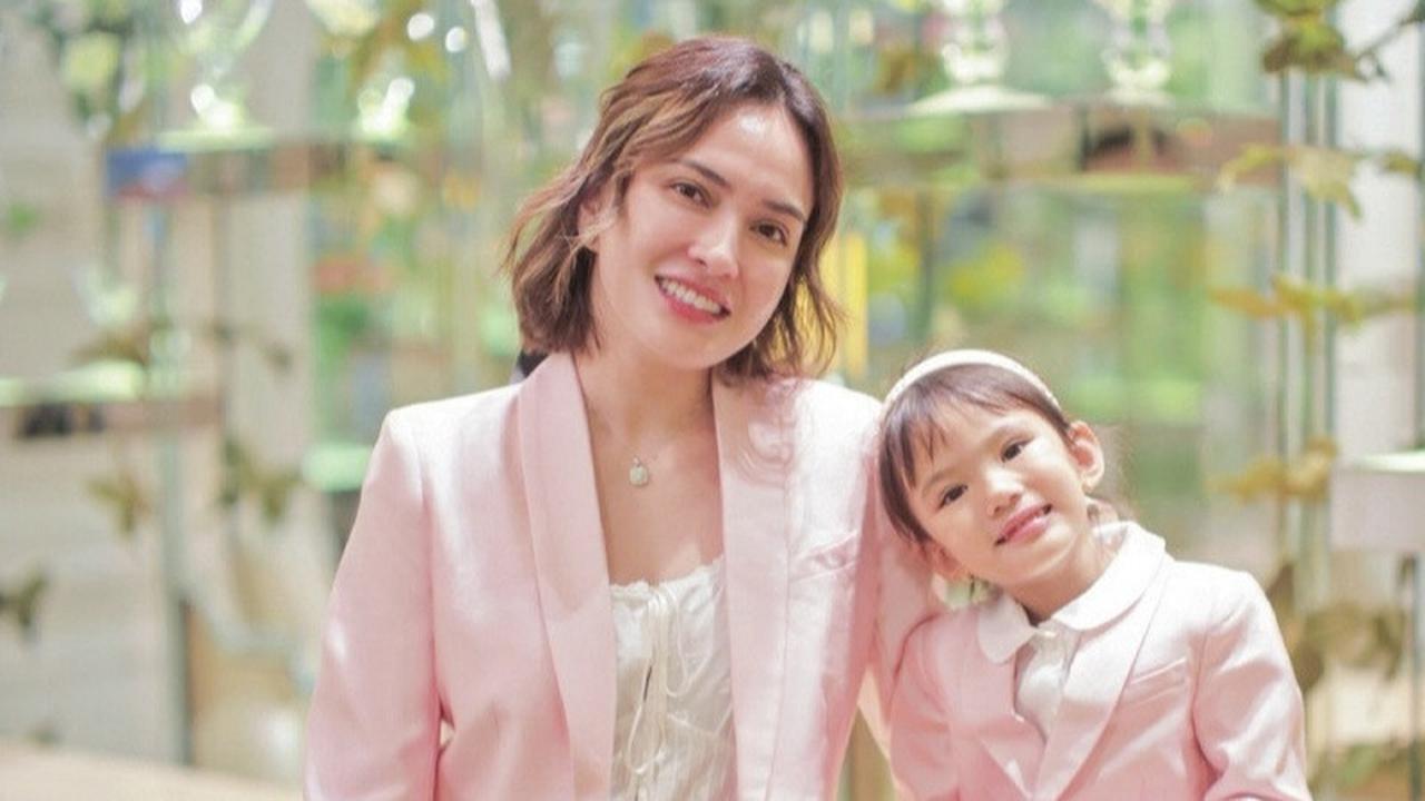 Potret Shandy Aulia Bareng Claire Kompak Pakai Baju Pink saat Pemotretan, The Real Lahirkan Bestie dari Perut Sendiri