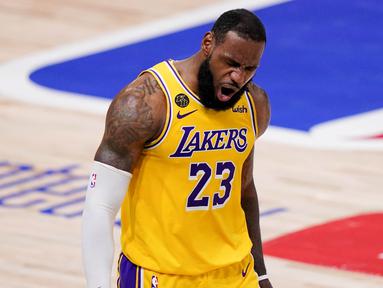 Pebasket Los Angeles Lakers, LeBron James, melakukan selebrasi usai menaklukkan Miami Heat pada gim keempat final NBA di Lake Buena Vista, Rabu (7/10/2020). Lakers menang dengan skor 102-96. (AP Photo/Mark J. Terrill)