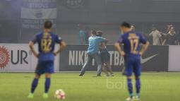 Bobotoh diamankan petugas saat turun ke dalam lapangan pada laga Liga 1 2017  antara Bhayangkara FC melawan Persib Bandung di Stadion Patriot, Bekasi, Minggu (4/6/2017). Persib kalah 0-2. (Bola.com/Nicklas Hanoatubun)