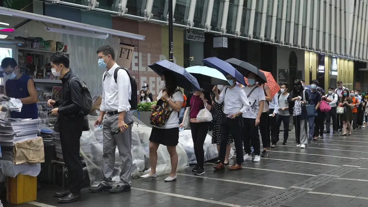 Warga Hong Kong Antre untuk Edisi Terakhir Koran Apple Daily