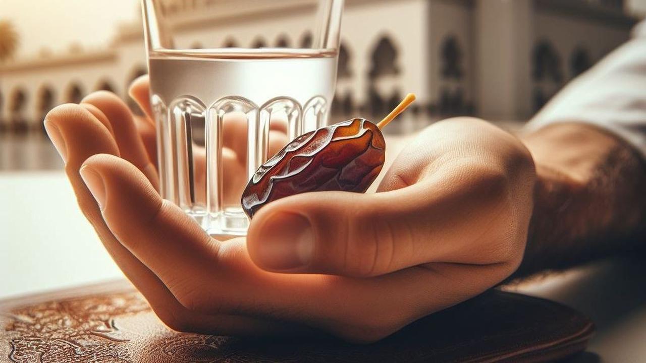 Menjalankan ibadah puasa di bulan Ramadan adalah menjadi kewajiban bagi umat muslim. Puasa berarti menahan lapar dan haus sehingga tidak diperbolehkan mengonsumsi makanan dan minuman selama waktu tertentu.<br>