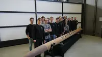 Kelompok tim HyEnD dari University of Stuttgart dengan roket buatan sendiri yang bernama N2ORTH. Kredit: HyEnD