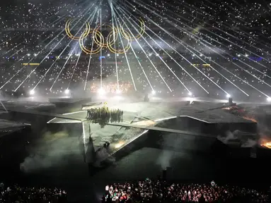 Cincin Olimpiade dipasang dan dinaikkan ke atas panggung selama upacara penutupan Olimpiade Paris 2024 di Stade de France, di Saint-Denis, di pinggiran kota Paris, pada 11 Agustus 2024. (Dimitar DILKOFF/AFP)