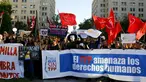 Sejumlah demonstran berunjuk rasa terhadap kesepakatan perdagangan Trans-Pacific Partnership (TPP) di depan gedung Pemerintah di Santiago, Chili, (4/2). Mereka membawa spanduk bertuliskan "The TPP mengancam hak asasi manusia". (REUTERS/Ivan Alvarado)